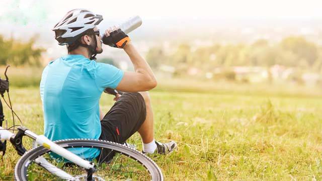  نوشیدنی مناسب در زمان دوچرخه سواری چیست؟